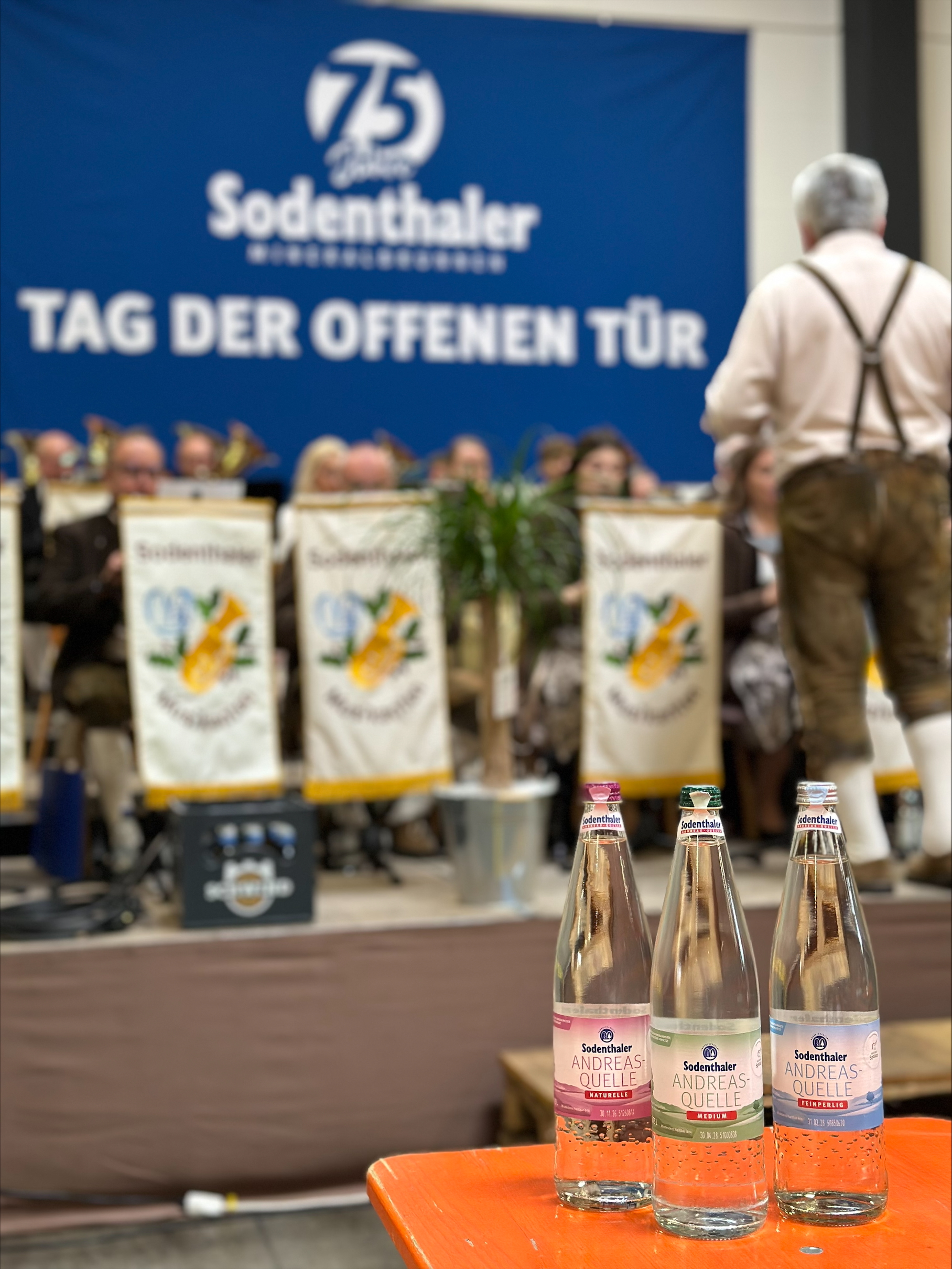 Blaskapelle spielt vor einem Banner mit der Aufschrift ‚75 Jahre Sodenthaler – Tag der offenen Tür‘.