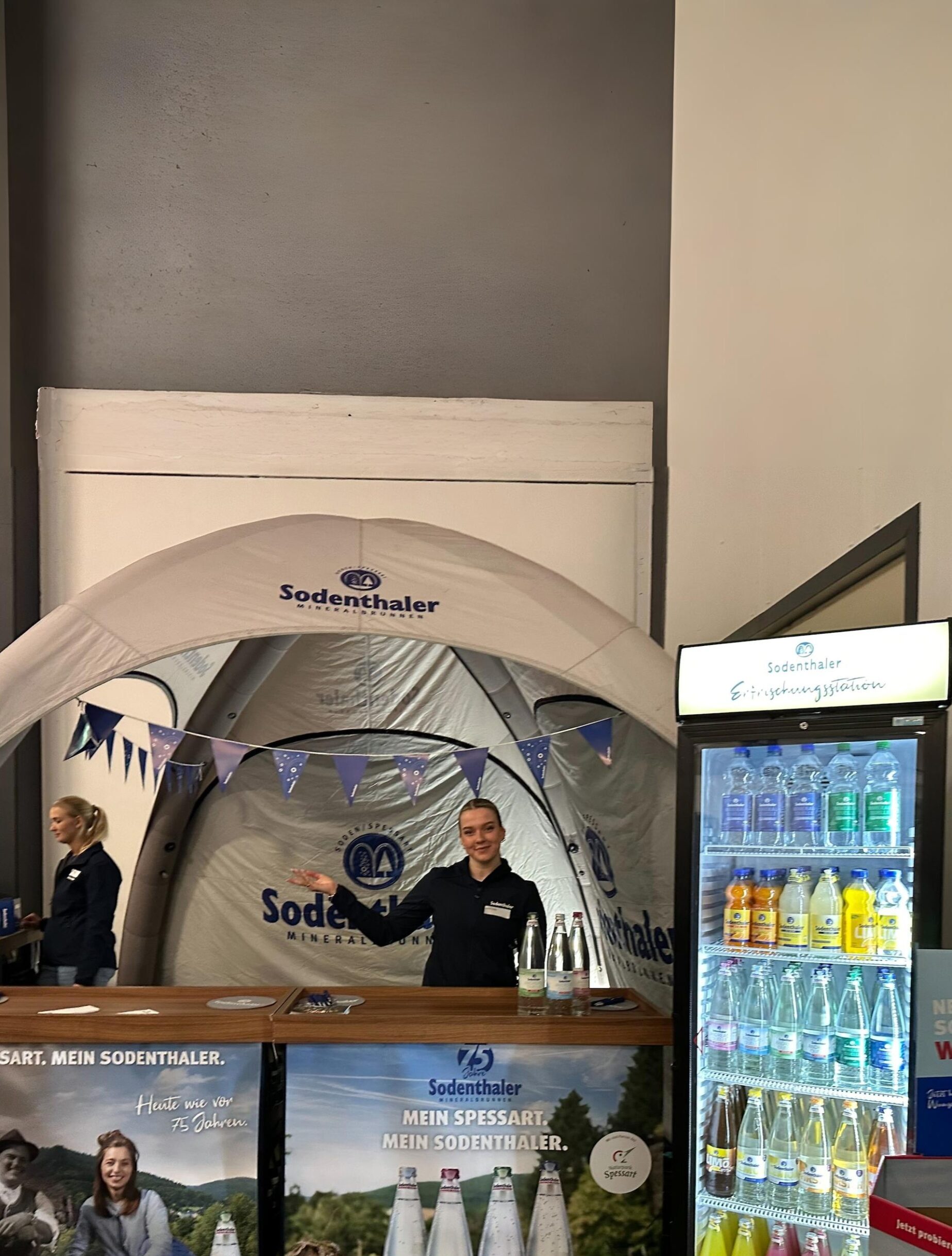 Sodenthaler-Erfrischungsstation mit Kühlschrank voller Getränke und freundlichem Personal.